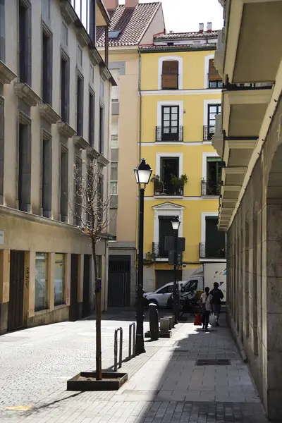 Madrid, İspanya - 23 Ağustos 2025: Madrid 'in ünlü Chueca bölgesinin dar sokakları güneşli bir yaz gününde.