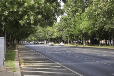 Madrid, İspanya - 13 Ağustos 2025: Madrid 'de yaz mevsimi nedeniyle trafik sıkışıklığı olmadan Castellana Bulvarı