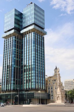 Madrid, İspanya - 14 Ağustos 2025: Madrid 'deki eski binanın yanındaki Colossal ve modern Colon Kuleleri