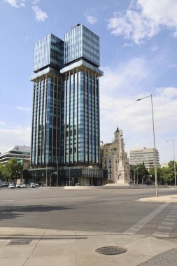 Madrid, İspanya - 14 Ağustos 2025: Madrid 'deki eski binanın yanındaki Colossal ve modern Colon Kuleleri