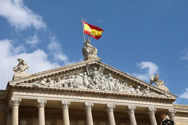 Madrid, İspanya - 13 Ağustos 2025: İspanya Ulusal Kütüphanesi 'nin ana cephesi