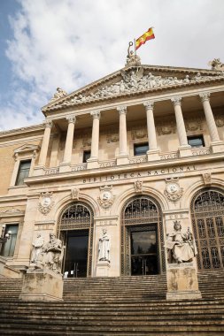 Madrid, İspanya - 13 Ağustos 2025: İspanya Ulusal Kütüphanesi 'nin ana cephesi