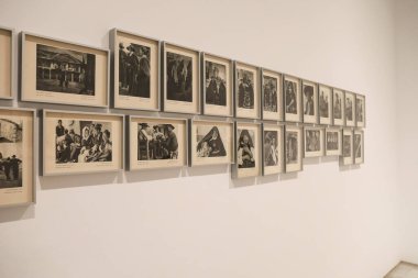 Madrid, İspanya - 13 Ağustos 2025: Madrid 'deki The Museo Nacional Centro de Arte Reina Sofia ana cephesinde sergi