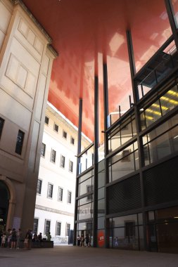 Madrid, İspanya - 13 Ağustos 2025: Madrid 'deki Müze Nacional Centro de Arte Reina Sofia' daki Yeni Avlu 'nun mimari detayları