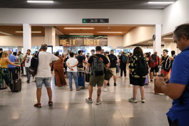 Madrid, İspanya - 14 Ağustos 2025: Chamartin Tren İstasyonu gecikmeler nedeniyle yazın yolcularla dolu