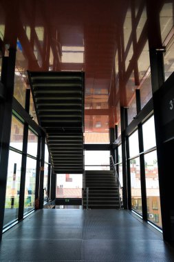 Madrid, İspanya - 13 Ağustos 2025: Madrid 'deki Müze Nacional Centro de Arte Reina Sofia' nın mimari detayları