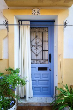 Alicante, İspanya - 21 Eylül 2025: Alicante şehrindeki Santa Cruz mahallesinde beyazlatılmış cephe