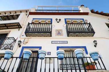 Alicante, İspanya - 21 Eylül 2025: Alicante şehrindeki Santa Cruz mahallesinde beyazlatılmış cephe