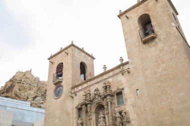 Güzel Valensiyalı Gotik tarzı Santa Maria Kilisesi eski Alicante şehrinde ön cephe, İspanya