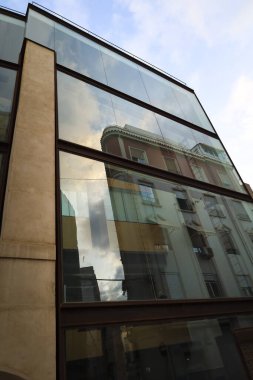 İspanya 'nın Alicante şehrinde modern Puerta Ferrisa inşaat cephesi