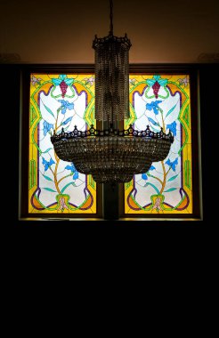 Novelda, Alicante, İspanya... 26 Eylül 2025: Sosyete Kültür Kumarhanesi 'nin avize ve vitray penceresi