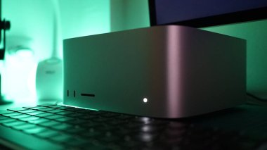 Bulanık ve yeşil tonlu bir bilgisayarın ayrıntıları