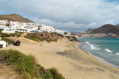 Almerya İspanya 'da plajı olan küçük bir kasaba. Tatilinizi geçirmek için rahatlatıcı bir yer.