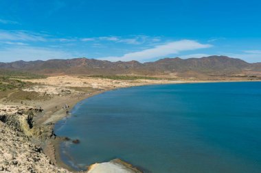 Almerya İspanya 'da plajı olan küçük bir kasaba. Tatilinizi geçirmek için rahatlatıcı bir yer.