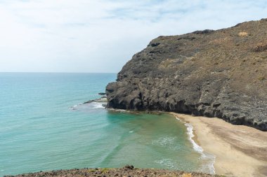 Almerya İspanya 'daki Cala Principe plajı, tatilinizi geçirmek için rahatlatıcı bir yer.