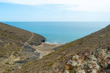 Almerya İspanya 'da plajı olan küçük bir kasaba. Tatilinizi geçirmek için rahatlatıcı bir yer.