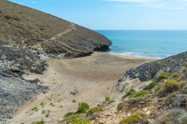 Almerya İspanya 'da plajı olan küçük bir kasaba. Tatilinizi geçirmek için rahatlatıcı bir yer.