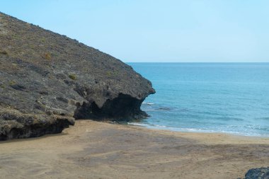 Almerya İspanya 'da plajı olan küçük bir kasaba. Tatilinizi geçirmek için rahatlatıcı bir yer.