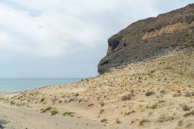 Almerya İspanya 'da plajı olan küçük bir kasaba. Tatilinizi geçirmek için rahatlatıcı bir yer.