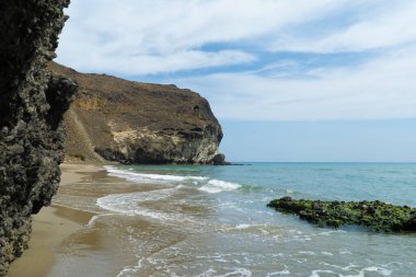 Almerya İspanya 'da plajı olan küçük bir kasaba. Tatilinizi geçirmek için rahatlatıcı bir yer.