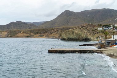 Almerya İspanya 'da plajı olan küçük bir kasaba. Tatilinizi geçirmek için rahatlatıcı bir yer.