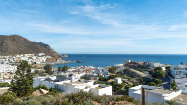 Almerya İspanya 'da plajı olan küçük bir kasaba. Tatilinizi geçirmek için rahatlatıcı bir yer.