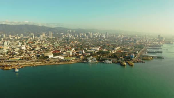 Modern Város Cebu Fülöp Szigeteken Lakóépületek Felhőkarcolók Lábánál Hegyek Napkelte — Stock videók