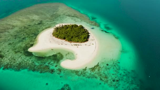 Spiaggia Sabbiosa Isola Tropicale Atollo Con Barriera Corallina Acqua Azzurra — Video Stock