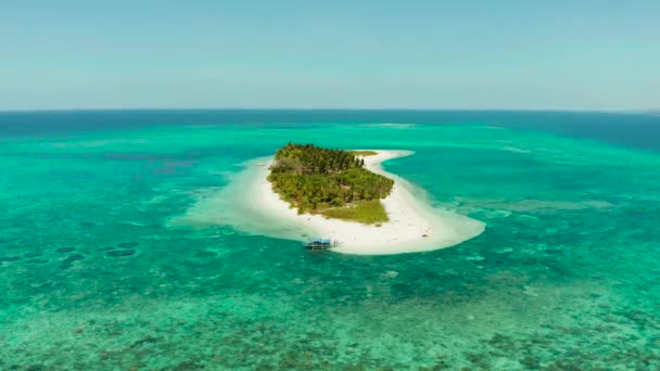 サンゴ礁 トップビューで青い海の砂浜と熱帯の島のカニメラン 夏と旅行の休暇のコンセプト フィリピンパラワン州バラバック — ストック動画
