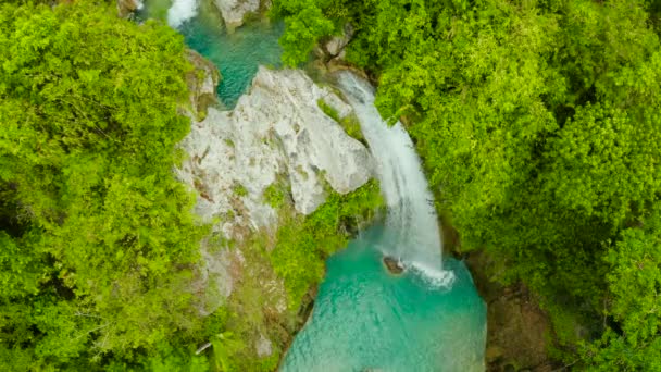 熱帯ジャングル フィリピン セブの山の峡谷でのInambakan滝の空中ビュー 熱帯雨林の滝 — ストック動画