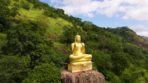 Aerial Drone Statue Golden Buddha Mountain Buddhist Temple Aluvihara Rock — Stockvideo