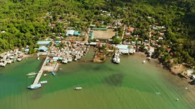 Balıkçı köyünde denizin üzerinde duran eski ahşap ev. Filipinler, Palawan 'daki Balabac Adası' ndaki şehir limanı.