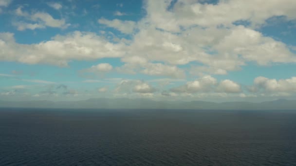 Superficie Del Mar Con Olas Contra Cielo Azul Con Nubes — Vídeos de Stock