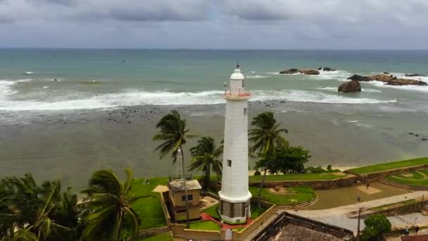 スリランカの南西海岸の湾内の灯台とガレ要塞の壁のトップビュー — ストック動画