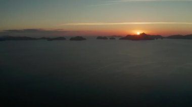 Gün batımı dağların arka planında. El nido, Filipinler, Palawan. Günbatımında tropik adalarla kaplı deniz manzarası. Yaz ve seyahat tatil konsepti