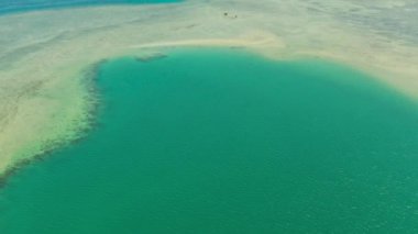 Göl ve mercan resiflerinde deniz suyu yüzeyi, metin için kopyalama alanı, hava manzarası şeffaf turkuaz okyanus su yüzeyi. arkaplan dokusu