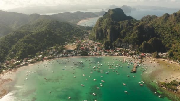 Letecký Pohled Město Nido Zálivu Modrou Lagunou Turistické Lodě Slavné — Stock video