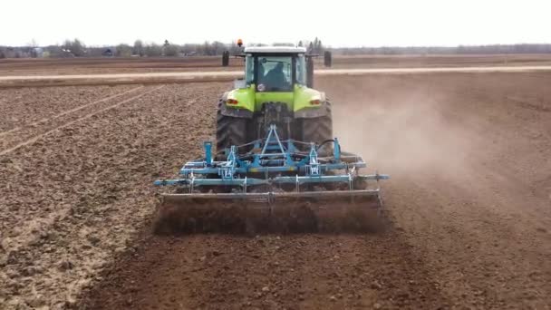Tractor Harrow System Plowing Ground Cultivated Farm Field Pillar Dust — Stockvideo