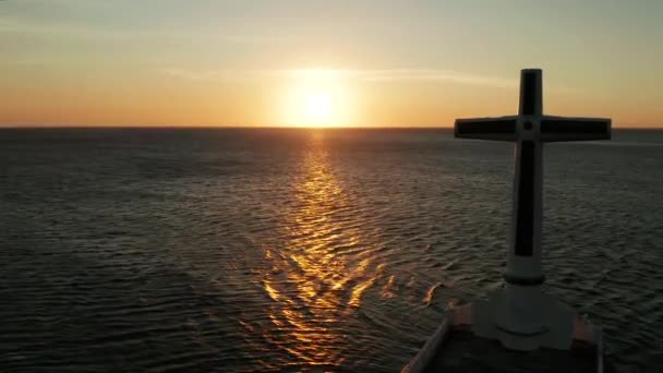 Krzyż Katolicki Zatopionym Cmentarzu Morzu Zachodzie Słońca Dron Powietrzny Duży — Wideo stockowe