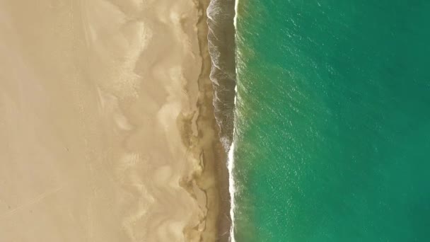 Κάτοψη Της Όμορφης Αμμώδους Παραλίας Και Του Θαλάσσιου Surf Κύματα — Αρχείο Βίντεο