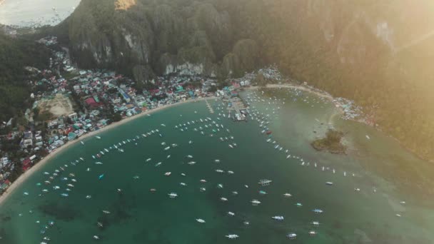 Molte Barche Nella Laguna Turchese Tramonto Paesaggio Marino Con Baia — Video Stock