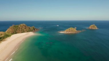 Hava aracı mavi deniz ve tropikal plaj. Nacpan, El Nido, Palawan, Filipin Adaları. Tropik plaj ve adaları olan deniz manzarası. Yaz ve seyahat tatil konsepti