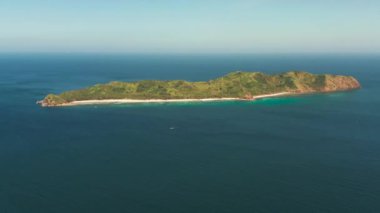 Okyanusta kumlu plaj ve mavi su ile tropikal adanın hava drone. tropik ormanlarla kaplı ada ve dağlar. El nido, Filipinler, Palawan. Yaz ve seyahat tatili konsepti