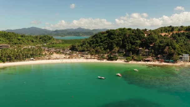 拥有沙滩和蓝色海水的海景空中无人机 棕榈树的海景 Las Cabanas Nido Palawan Philippines 暑假和旅行假期的概念 — 图库视频影像
