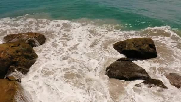 Вид Повітря Океанські Хвилі Розбивається Врізається Піну Шрі Ланка — стокове відео