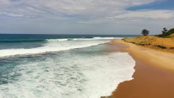 有热带沙滩和蓝色海洋的海景的空中景观 斯里兰卡阿鲁甘湾婴儿冲浪点 — 图库视频影像