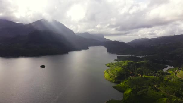 Αεροφωτογραφία Της Λίμνης Στο Φως Του Ήλιου Ανάμεσα Καταπράσινους Λόφους — Αρχείο Βίντεο