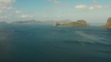 Tropikal kayalık adalarla kaplı, yağmur ormanlarıyla kaplı, mavi suyla kaplı deniz manzaralı koy. El nido, Filipinler, Palawan. Yaz ve seyahat tatil konsepti