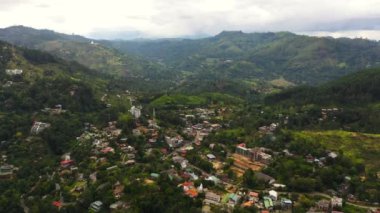 Ella 'nın havadan görünüşü Sri Lanka' nın güney kıyısındaki güzel küçük bir kasabadır..