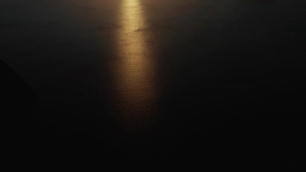 日没時にエルニドの空中ドローン熱帯湾 海の上の日没 日の出時に熱帯の島と海 夏と旅行の休暇のコンセプト パラワン フィリピン — ストック動画